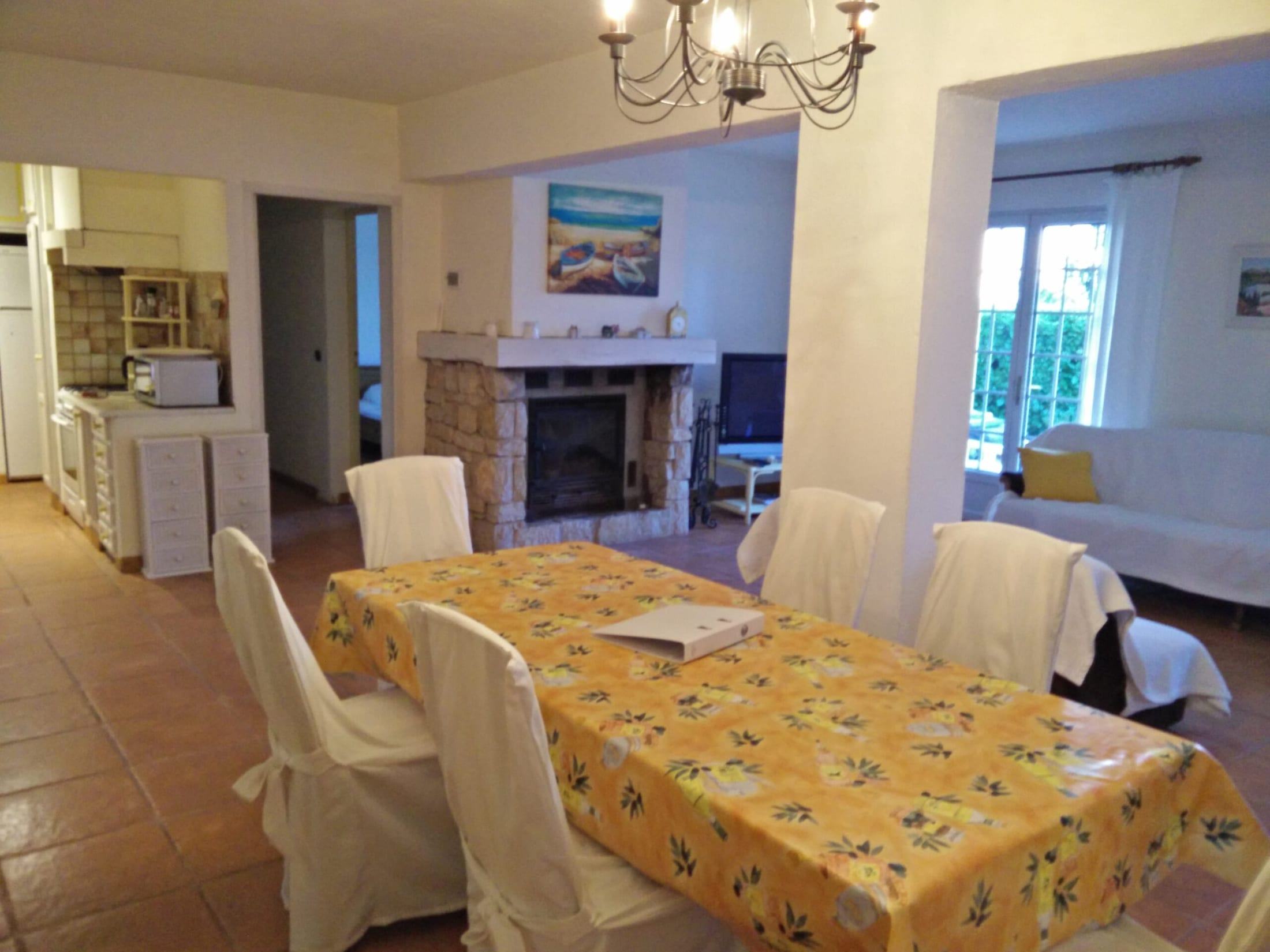 Salle à manger et salon avec cheminée