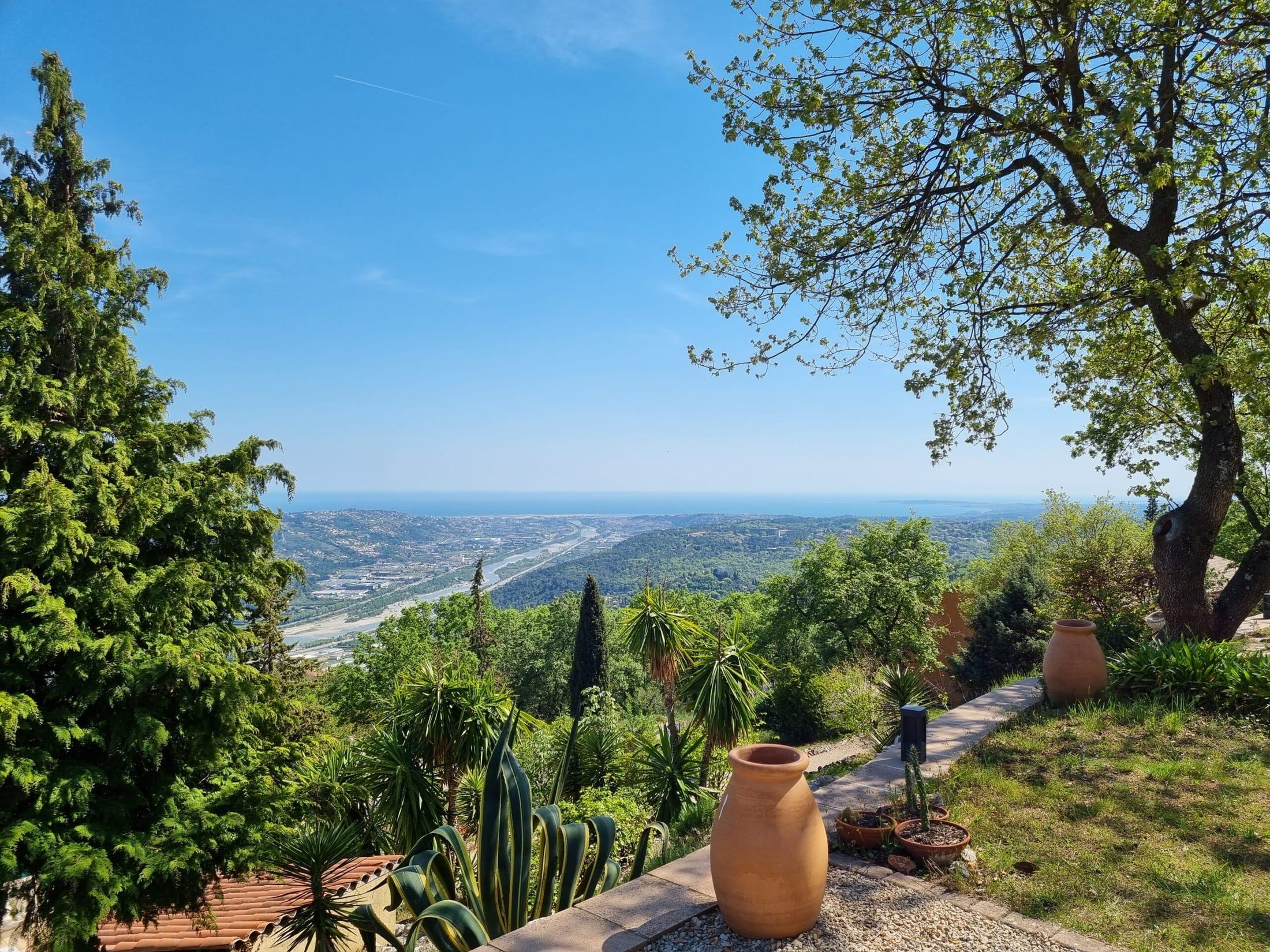 Chemin de jardin avec vue sur la mer
