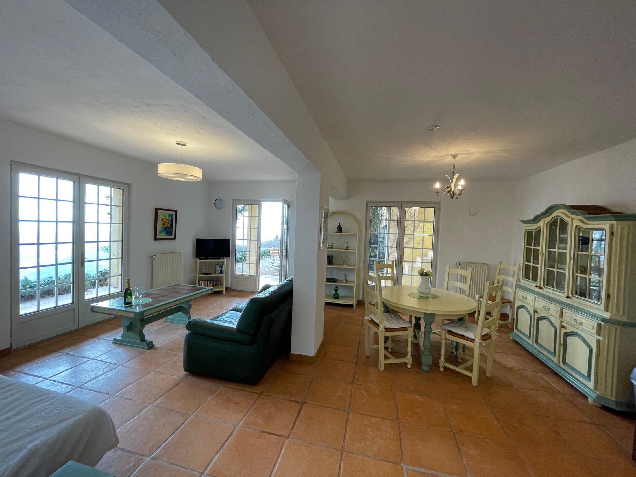 Espace ouvert avec salon et coin repas