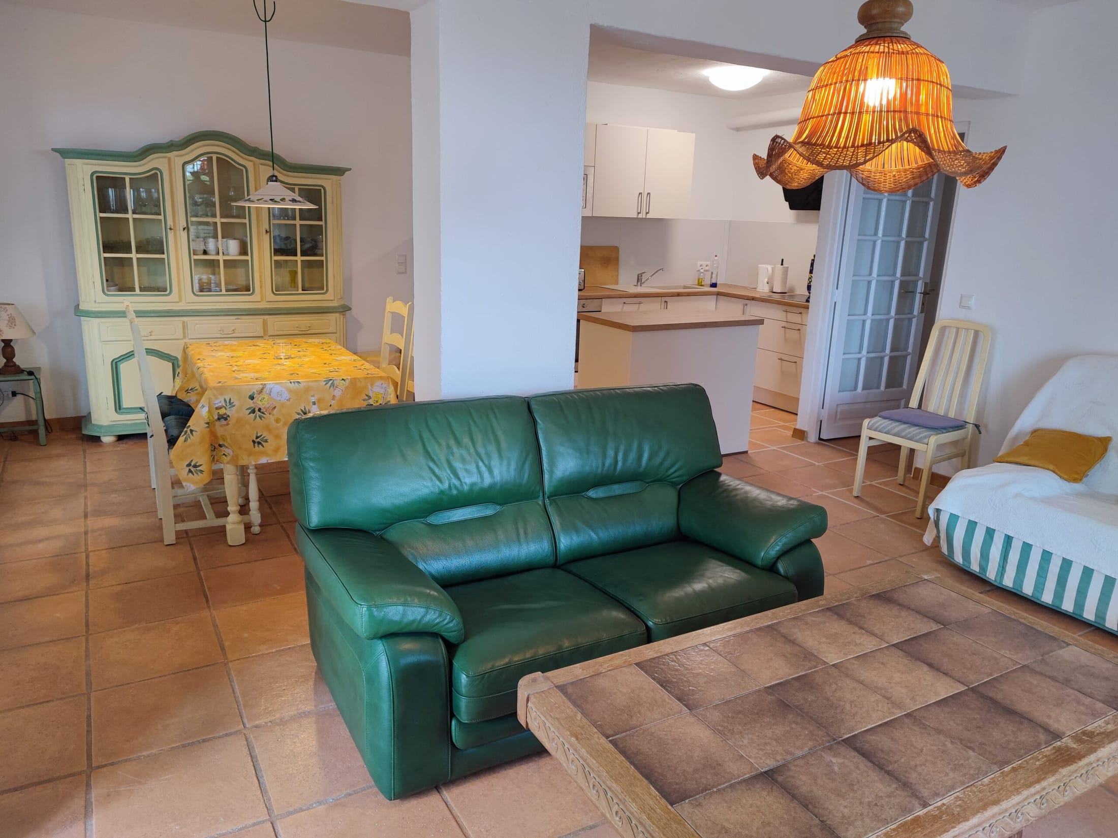 Espace ouvert avec salon, coin repas et cuisine