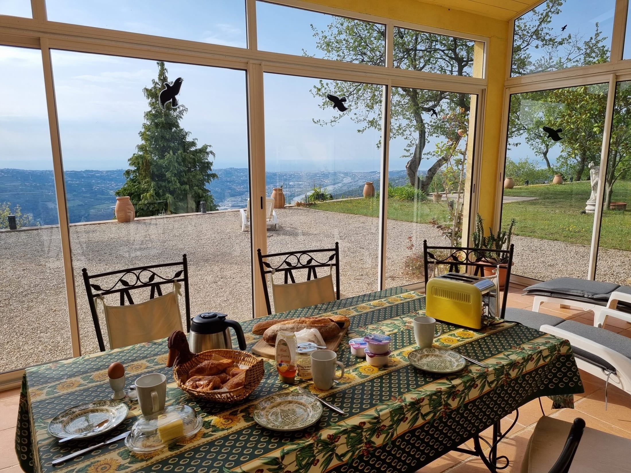 Petit déjeuner dans la véranda avec vue sur la mer