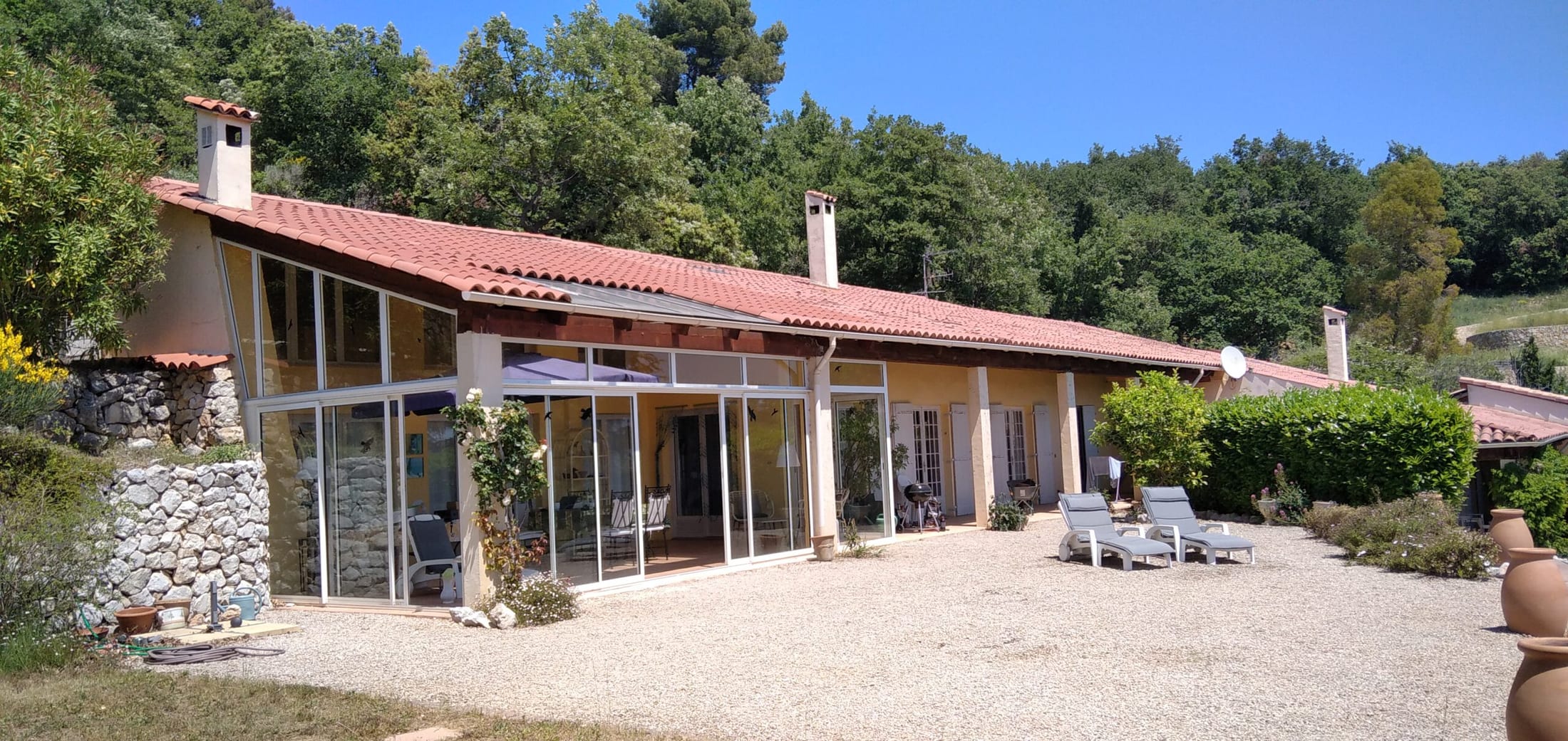 Maison Citron avec terrasse et façade de véranda.