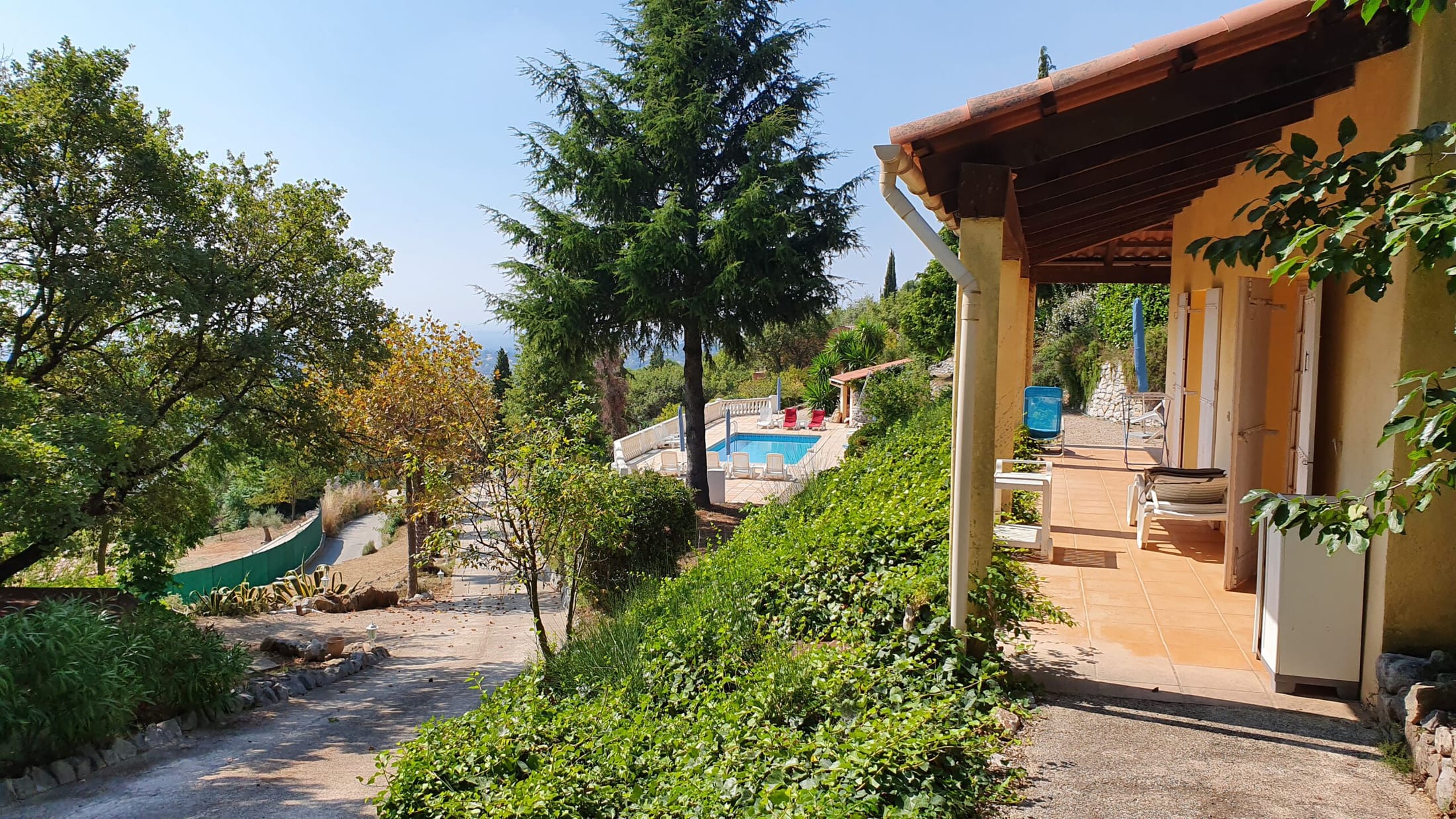 Maison Figue avec terrasse et vue vers la piscine.