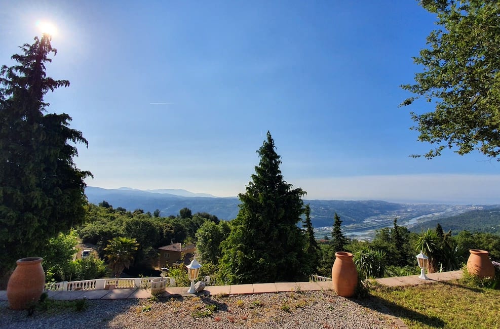 Large vue depuis Le Domaine sur les collines vers la côte.