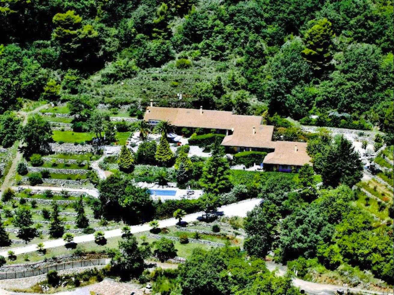 Vue aérienne du Domaine et de son terrain verdoyant.