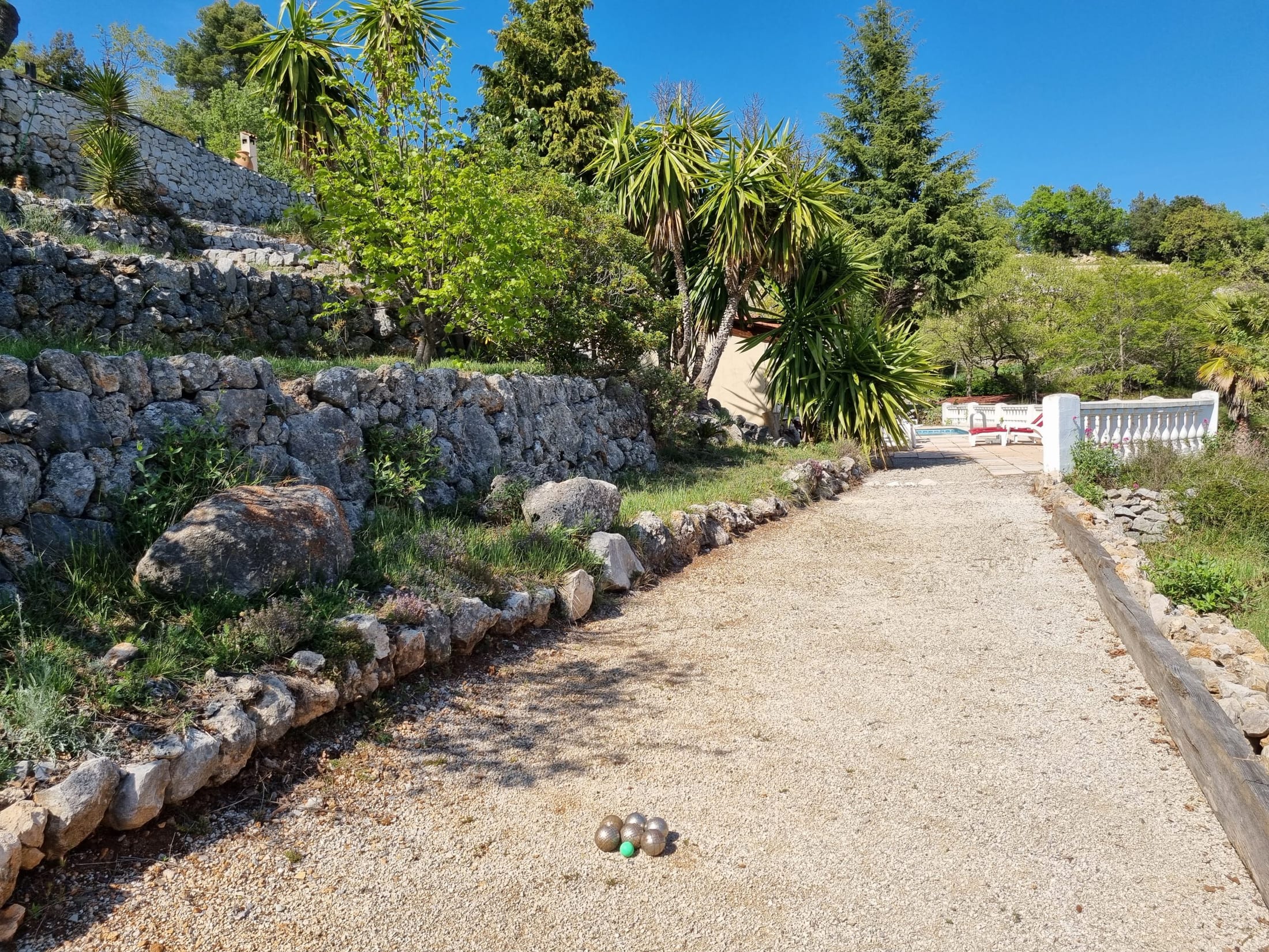Chemin en pierre dans le jardin méditerranéen du domaine.